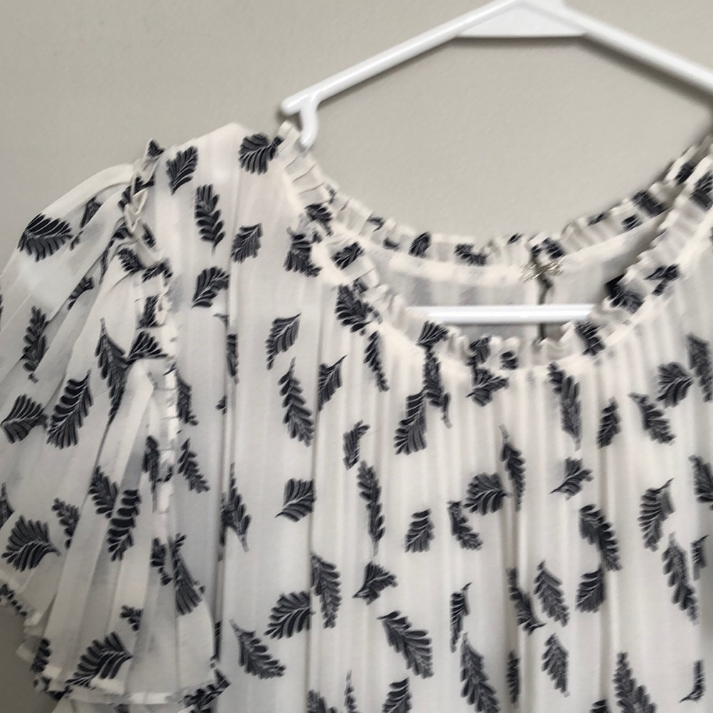 White blouse - Picture 2 of 3